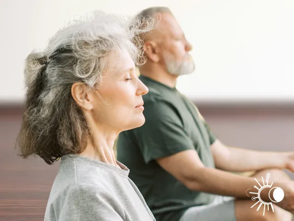 Femme et homme méditant lors du cours de Yoga Doux à Villefranche de Lauragais avec Olivia Jeurissen